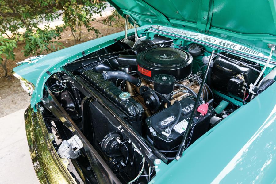Моторный отсек Oldsmobile Starfire 98 Convertible (3067DX) 1957 года  (фото 9 из 27)